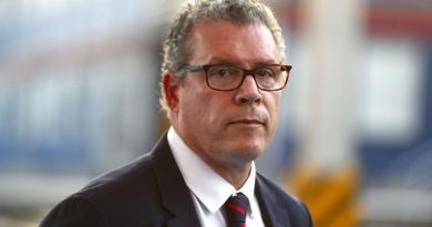 FISCALÍA: Presenta denuncia constitucional contra ministro de Educación Morgan Quero