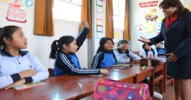 DOCENTES: Gobierno emite Decreto Supremo que oficializa aumento salarial