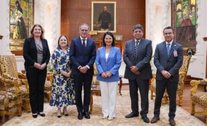 PRESIDENTA FUJIMORI: Se reunió con IFC del Grupo Banco Mundial
