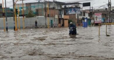 PIURA: Lluvia inunda viviendas y deja vehículos atrapados